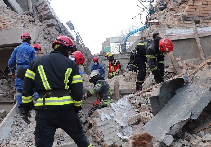 Hiện trường tòa nhà bị phá hủy sau cuộc tập kích ở Rzhyshchiv, tỉnh Kiev, Ukraine, hôm 22/3. Ảnh: AFP.