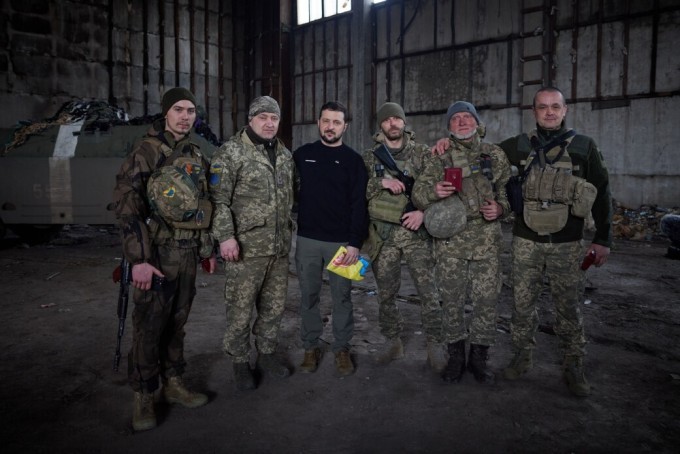 Tổng thống Ukraine Volodymyr Zelensky (áo đen) thăm các binh sĩ tiền tuyến Bakhmut hôm nay. Ảnh: AFP.