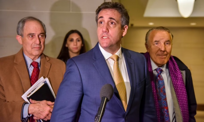 Michael Cohen (giữa) rời phòng điều trần tại quốc hội Mỹ tháng 2/2019. Ảnh: Washington Post.