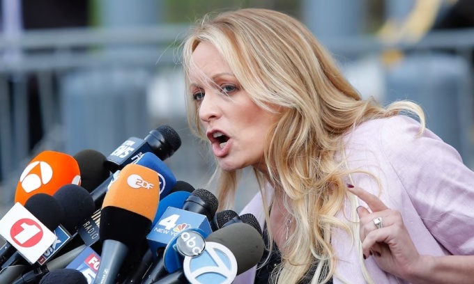 Stormy Daniels phát biểu bên ngoài tòa án liên bang Mỹ ở Hạ Manhattan, New York, tháng 4/2018. Ảnh: AFP.