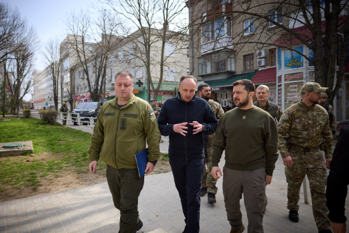 Tổng thống Ukraine Volodymyr Zelensky (thứ ba từ trái sang) thăm Kherson ngày 23/3. Ảnh: Reuters.