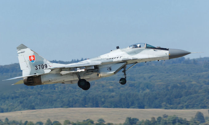 Tiêm kích MiG-29 Slovakia bay biểu diễn tại triển lãm hàng không hồi năm 2016. Ảnh: Jetphotos.