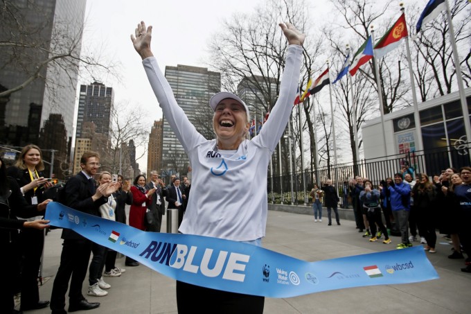 Bà Mina Guli hoàn thành cuộc marathon thứ 200 tại trụ sở Liên Hợp Quốc, New York, Mỹ, ngày 22/3. Ảnh: AFP.