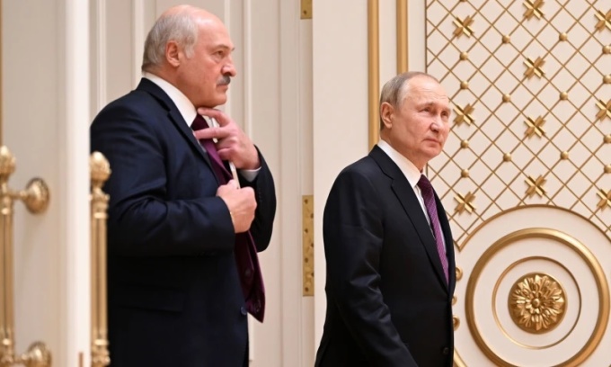 Tổng thống Nga Vladimir Putin (phải) và người đồng cấp Belarus Alexander Lukashenko sau một cuộc hội đàm ở Minsk, hồi tháng 12 năm ngoái. Ảnh: AP.