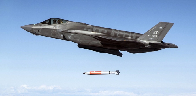 Tiêm kích F-35 Mỹ thử nghiệm với mô hình bom hạt nhân B61-12. Ảnh: BQP Mỹ