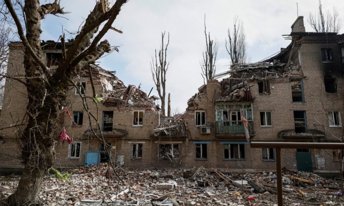 Một khu nhà bị phá hủy tại Avdiivka hôm 20/3. Ảnh: Reuters.