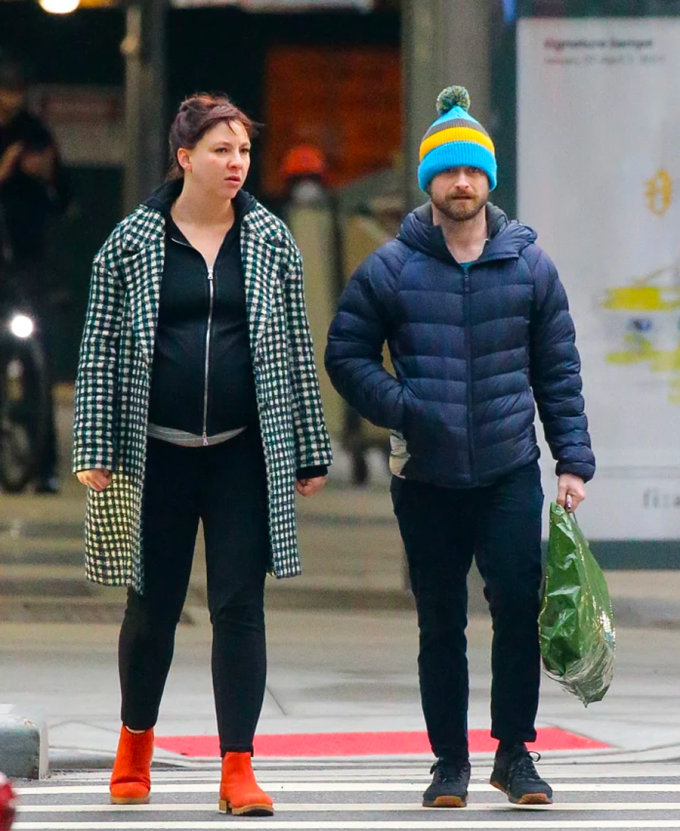 Daniel Radcliffe (phải) và bạn gái dạo phố tại New York (Mỹ) hôm 25/3. Ảnh: US Weekly
