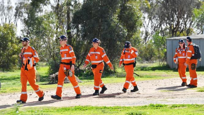 Police and emergency services have resumed the search for the body of a suspected murder victim. (David Mariuz/AAP PHOTOS)