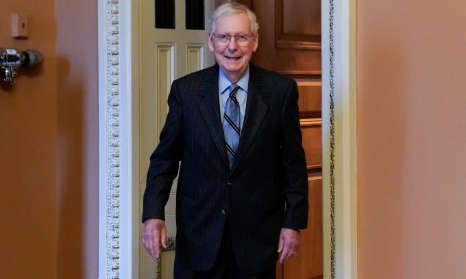 Lãnh đạo phe Cộng hòa tại Thượng viện Mitch McConnell trở lại văn phòng của ông tại tòa nhà quốc hội ở Washington ngày 28/2. Ảnh: Reuters