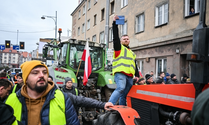 Nông dân Ba Lan biểu tình phản đối ngũ cốc nhập khẩu Ukraine ở Wroclaw hôm 15/2. Ảnh: AFP