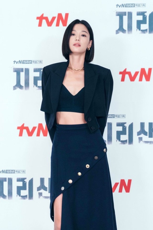 Trang phục màu trung tính là chìa khóa mặc đẹp vượt thời gian của Jeon Ji Hyun - Ảnh 6.