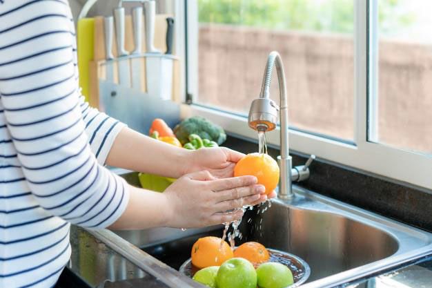 Rửa trái cây đúng cách có thể giảm bớt dư lượng thuốc trừ sâu. (Ảnh minh họa)