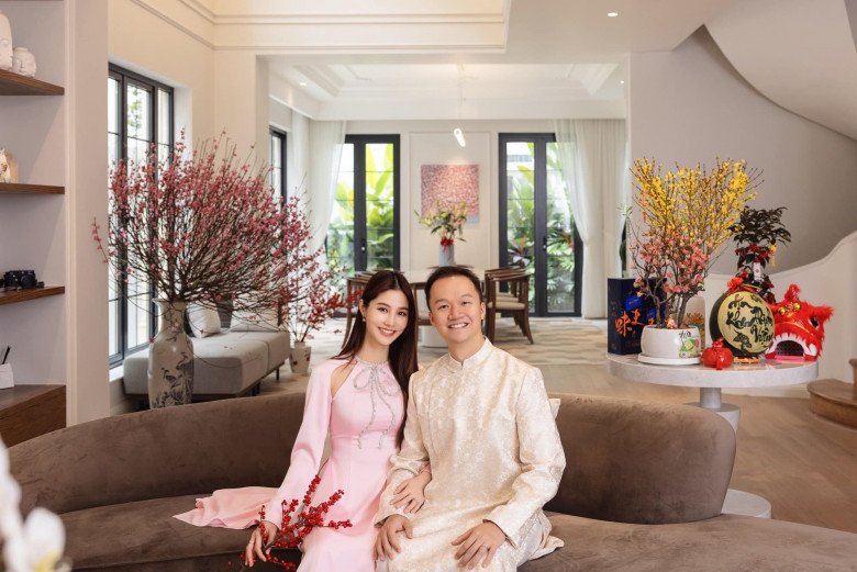 Diễm My và Vinh Nguyễn dọn vào nhà mới sau đám cưới.