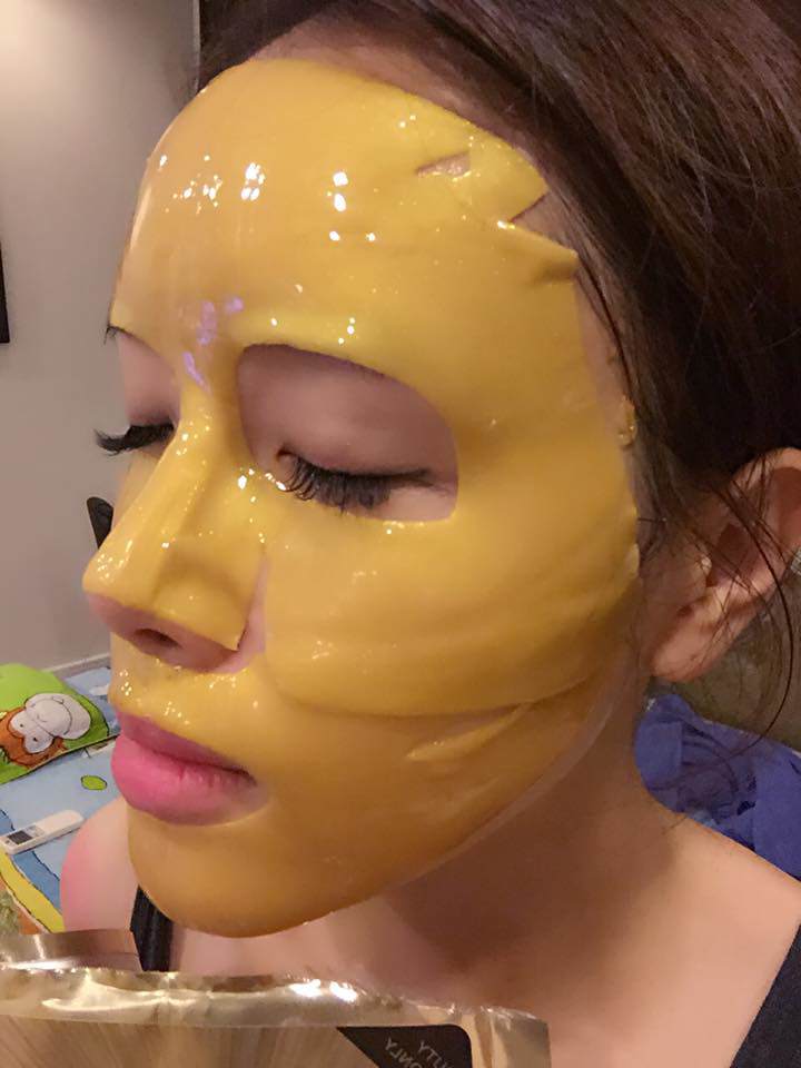 Em gái Mai Phương Thuý đắp mặt nạ mỗi ngày để làn da có được những chất dinh dưỡng cần thiết.