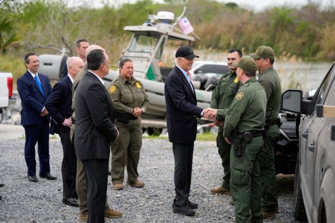 Tổng thống Joe Biden bắt tay lực lượng biên phòng tại Brownsville, bang Texas ngày 29/2. Ảnh: AP