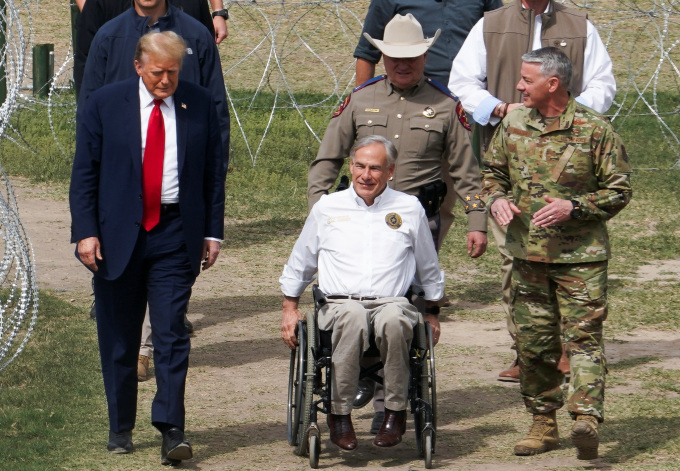 Cựu tổng thống Donald Trump (trái) và thống đốc Texas Greg Abbott (ngồi xe lăn) thăm biên giới Mỹ - Mexico ở thành phố Eagle Pass, bang Texas ngày 29/2. Ảnh: Reuters