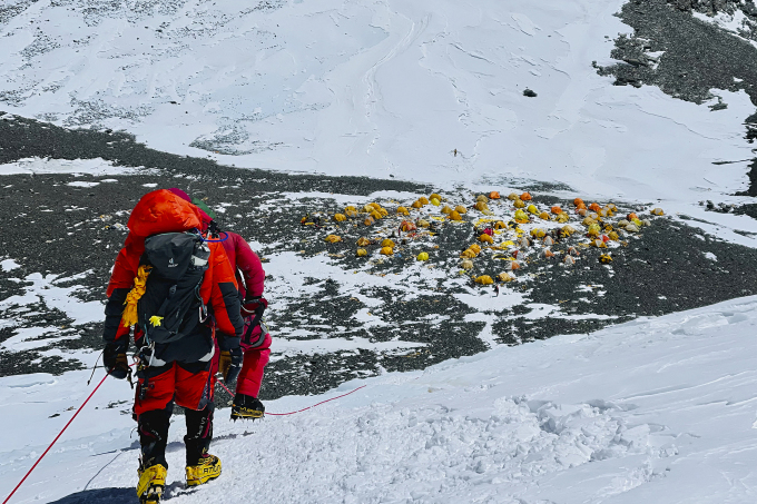 Nhà leo núi hướng đến Trạm Bốn gần đỉnh Everest, năm 2021. Ảnh: AFP