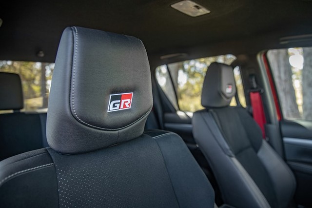 Toyota Hilux Revo GR Sport mới sẽ ra mắt trong tháng 3 - Ảnh 7.