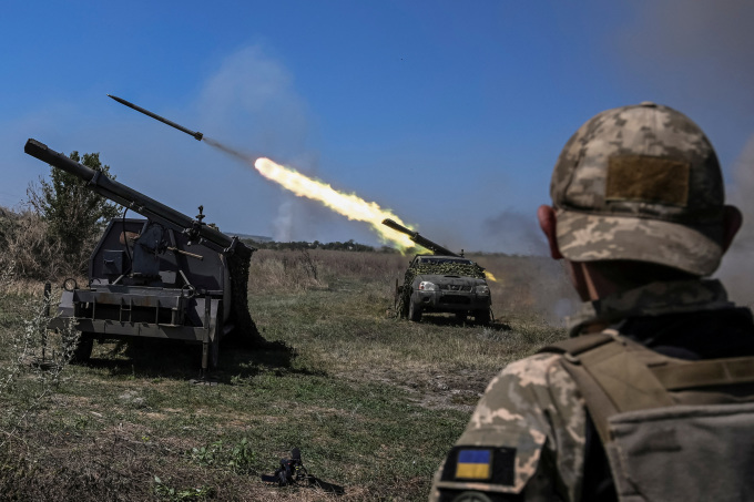 Binh sĩ Ukraine khai hỏa nhằm vào vị trí của quân đội Nga ở vùng Zaporizhzhia ngày 19/8/2023. Ảnh: Reuters