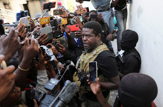 Thủ lĩnh băng đảng khét tiếng ở Hati Jimmy Cherizier trả lời phóng viên tại thủ đô Port-au-Prince ngày 5/2. Ảnh: AFP