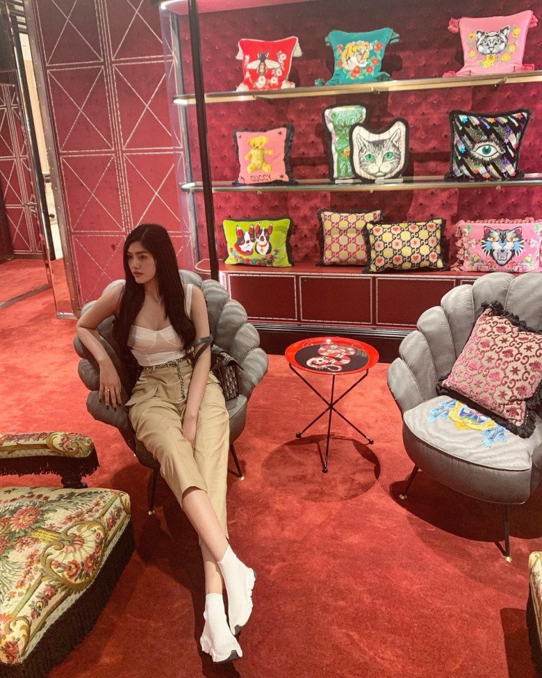 Huỳnh Tiên có gia tài chục tỷ, cô hoàn toàn có thể sở hữu những món đồ hàng hiệu xa hoa mà cô yêu thích.
