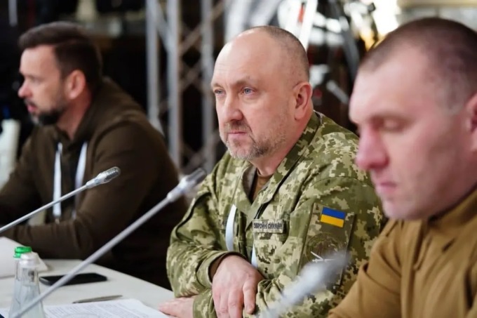 Tư lệnh bộ binh Ukraine Oleksandr Pavliuk (giữa) trong họp báo tại Kiev vào ngày 11/2 sau khi nhậm chức. Ảnh: Bộ Quốc phòng Ukraine