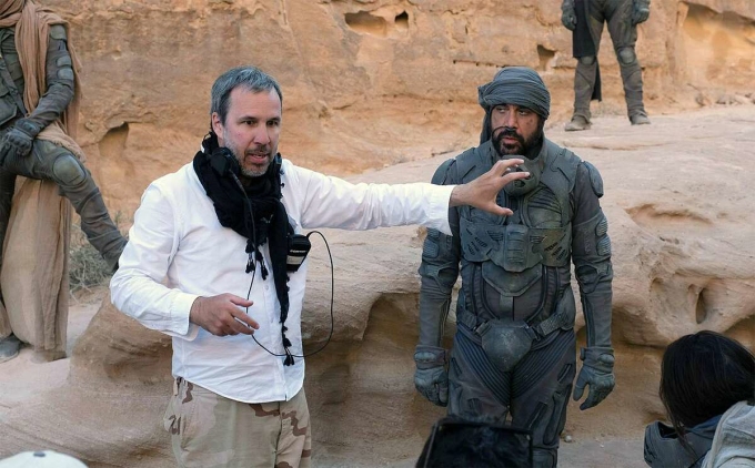 Đạo diễn Denis Villeneuve (trái) và diễn viên Javier Bardem trên phim trường Dune 2. Ảnh: Warner Bros.