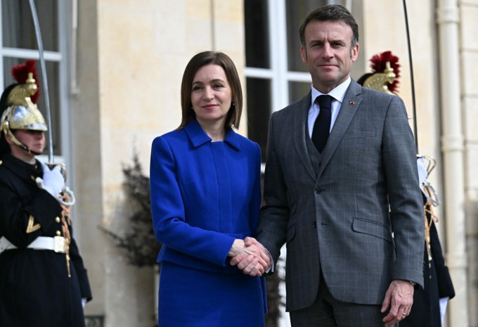 Tổng thống Pháp Emmanuel Macron (phải) đón Tổng thống Moldova Maia Sandu tại Điện Elysee, Paris vào ngày 7/3. Ảnh: AFP