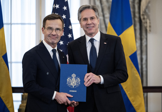 Ngoại trưởng Mỹ Antony Blinken (phải) nhận văn kiện chính thức gia nhập NATO từ Thủ tướng Thụy Điển Ulf Kristersson tại Washington vào ngày 7/3. Ảnh: AFP