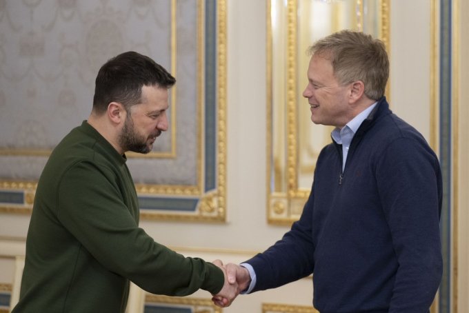 Tổng thống Ukraine Volodymyr Zelensky bắt tay Bộ trưởng Quốc phòng Anh Grant Shapps tại Kiev ngày 7/3. Ảnh: X/Rt Hon Grant Shapps MP