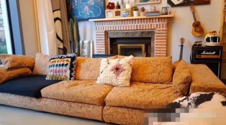 Chiếc ghế sofa trong phòng khách trông rất đặc biệt. Đó là một chiếc ghế cũ nhưng cô đã sửa vỏ bọc ghế, mang hơi hướng cổ điển. Phía sau ghế sofa là một lò sưởi cũng được cô tự xây bằng gạch.