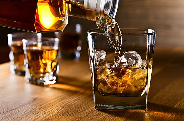Uống quá nhiều rượu sẽ làm tổn thương gan và làm tăng đáng kể nguy cơ mắc các bệnh về gan.