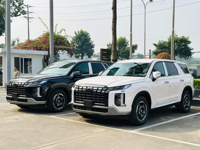 Hàng loạt SUV 7 chỗ tìm cách xả hàng: Nhiều mẫu giảm niêm yết, có mẫu giảm tới hơn 400 triệu - Ảnh 2.