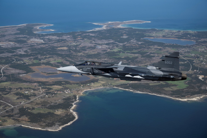 Chiến đấu cơ JAS 39 Gripen E của Thụy Điển bay qua đảo Gotland ngày 11/5/2022. Ảnh: Reuters