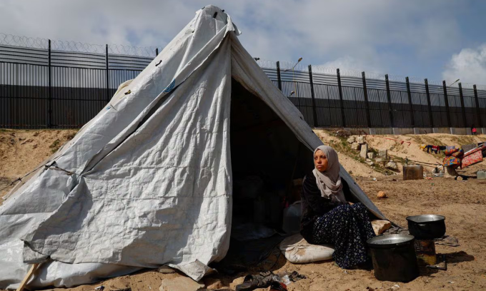 Người tị nạn Palestine tá túc bên trong căn lều ở thành phố Rafah tại Dải Gaza hôm 6/3. Ảnh: Reuters