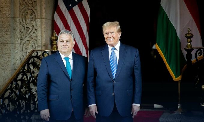 Thủ tướng Hungary Viktor Orban (trái) và cựu tổng thống Mỹ Donald Trump tại khu nghỉ dưỡng Mar-a-Lago, Florida ngày 8/3. Ảnh: Facebook/Viktor Orban