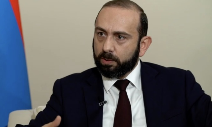 Ngoại trưởng Armenia Ararat Mirzoyan ngày 8/3 trả lời phỏng vấn trên đài TRT World của Thổ Nhĩ Kỳ. Ảnh chụp màn hình