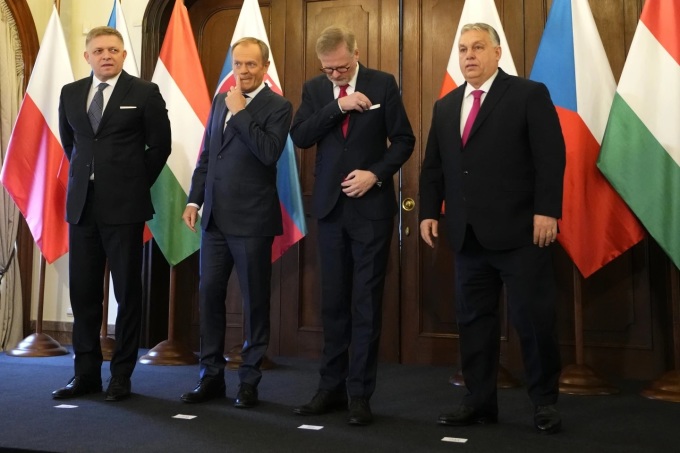 Từ trái qua phải: Thủ tướng Slovakia Robert Fico, Thủ tướng Ba Lan Donald Tusk, Thủ tướng CH Czech Petr Fiala, Thủ tướng Hungary Viktor tại cuộc họp ở Prague ngày 27/2. Ảnh: AP