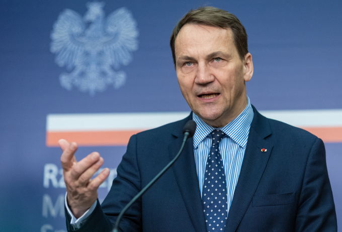 Ngoại trưởng Ba Lan Radoslaw Sikorski phát biểu tại Warsaw ngày 14/2. Ảnh: AFP