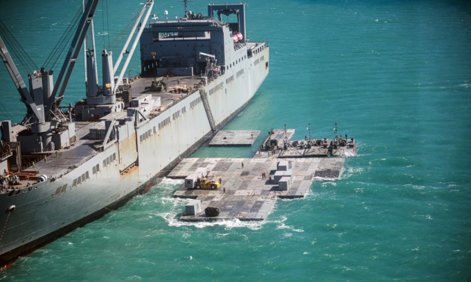 Tàu vận tải của quân đội Mỹ lập cảng nổi bằng hệ thống JLOTS ngoài khơi Bowen, Australia tháng 7/2023. Ảnh: US Army