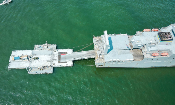 àu vận tải của quân đội Mỹ lập cảng nổi bằng hệ thống JLOTS ngoài khơi bang Virginia tháng 8/2022. Ảnh: US Navy