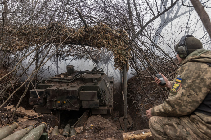 Binh sĩ Ukraine khai hỏa vào vị trí chiến đấu của Nga tại Bakhmut, tỉnh miền đông Donetsk, ngày 22/2. Ảnh: AFP