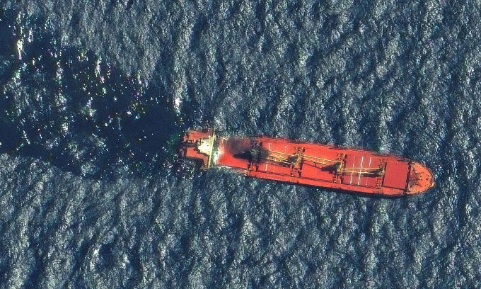 Tàu hàng Rubymar mang cờ Belize và thuộc sở hữu của Anh trước chìm trên Biển Đỏ ngày 1/3 do trúng tên lửa của Houthi. Ảnh: Reuters
