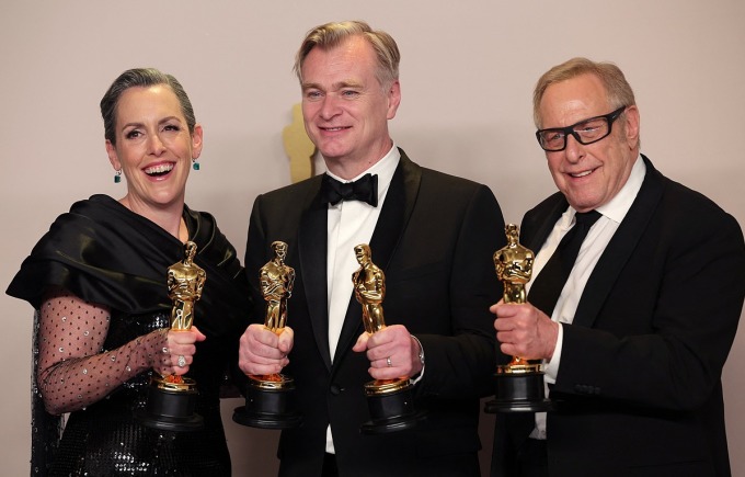 Emma Thomas (trái), Christopher Nolan (giữa) và nhà sản xuất Oppenheimer Charles Roven (phải). Ảnh: Reuters