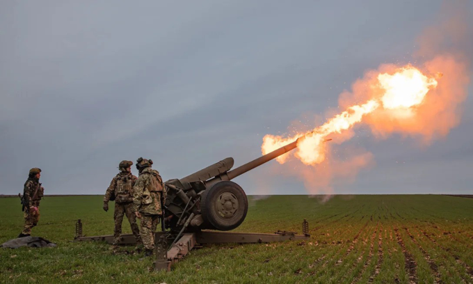 Lực lượng Ukraine khai hỏa lựu pháo D-30 122 mm tháng 3/2023. Ảnh: CNN