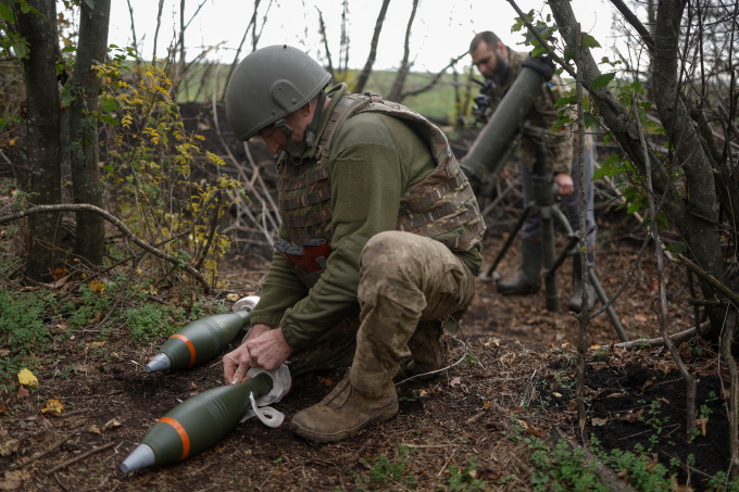 Binh sĩ Ukraine chuẩn bị đạn súng cối tại tiền tuyến ở tỉnh Mykolaiv, Ukraine tháng 10/2022. Ảnh: Reuters