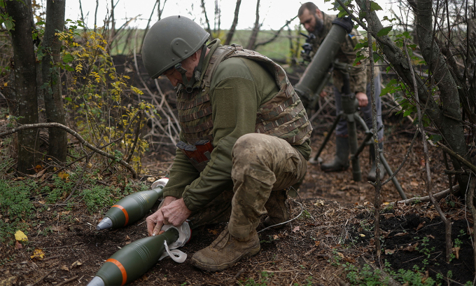 Binh sĩ Ukraine chuẩn bị đạn cối tại tiền tuyến ở tỉnh Mykolaiv tháng 10/2022. Ảnh: Reuters