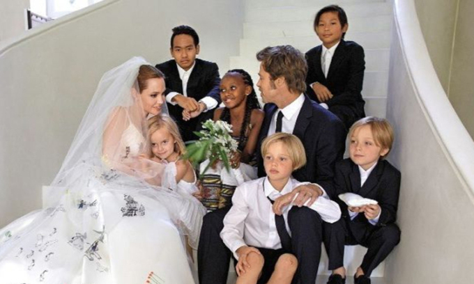 Angelina Jolie và Brad Pitt cùng các con trong đám cưới năm 2014. Ảnh:People
