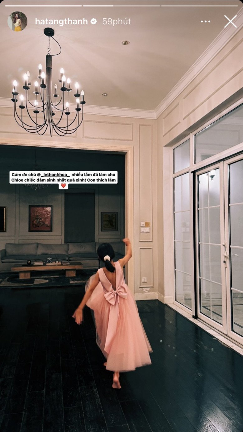 Tăng Thanh Hà đăng tải hình ảnh cô con gái trong thiết kế điệu đà với lời nhắn nhủ: Cảm ơn chú Lê Thanh Hòa nhiều lắm đã làm cho Chloe chiếc đầm sinh nhật quá xinh! Con thích lắm.
