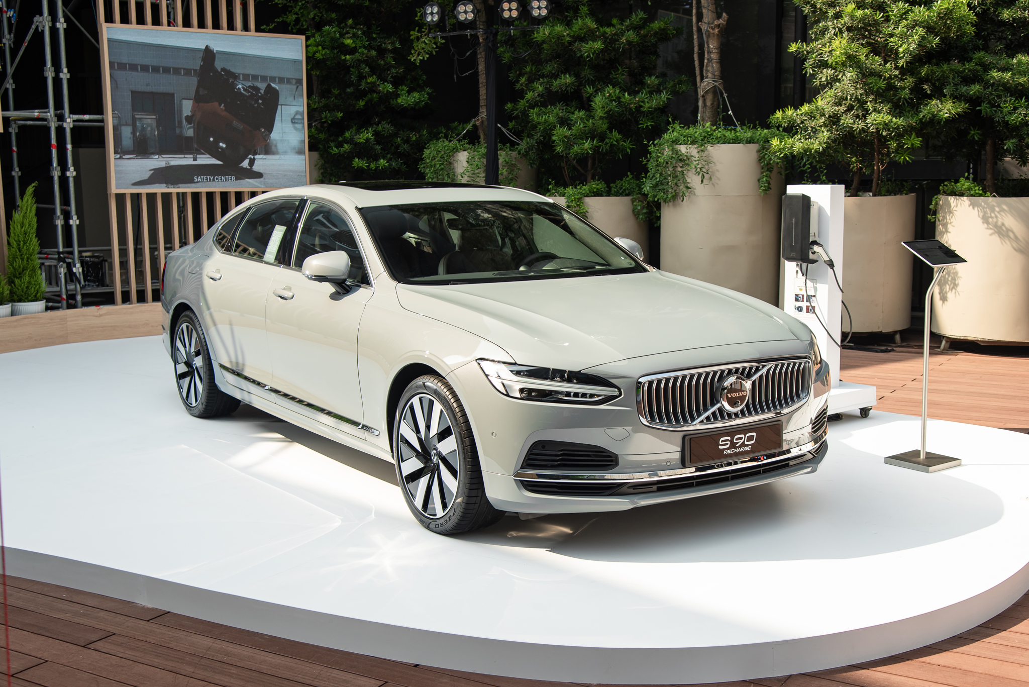 Chi tiết Volvo S90 Recharge vừa ra mắt: Giá 2,89 tỷ đồng, sedan hạng sang cỡ trung rộng và mạnh nhất Việt Nam - Ảnh 2.